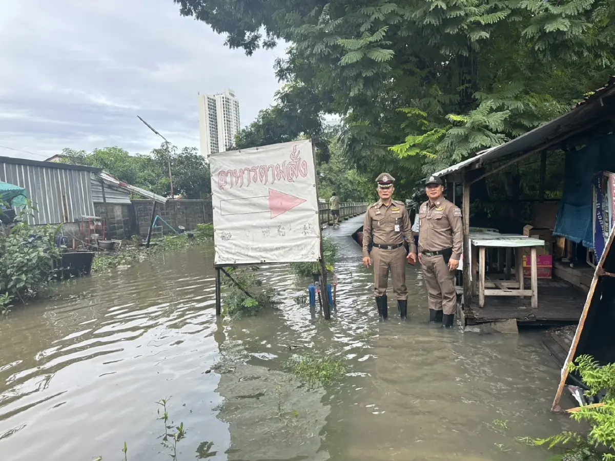 เช็กน้ำท่วมขัง สมุทรปราการ ระดับน้ำเต็มคลอง เสี่ยงเอ่อล้น