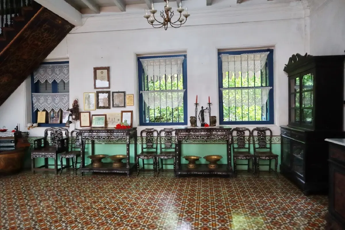 สวมชุด 'บาบ๋าย่าหยา' จิบกาแฟ แลอังมอเหลาที่ ‘บ้านชินประชา’ภูเก็ต