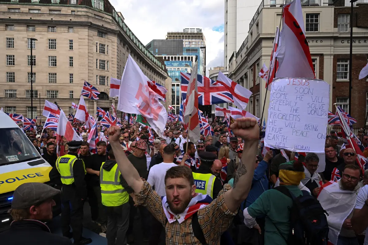 ม็อบฝ่ายขวาอังกฤษ 'ประท้วงนับแสน' ต่อต้านผู้อพยพ เรียกร้องเสรีภาพการพูด