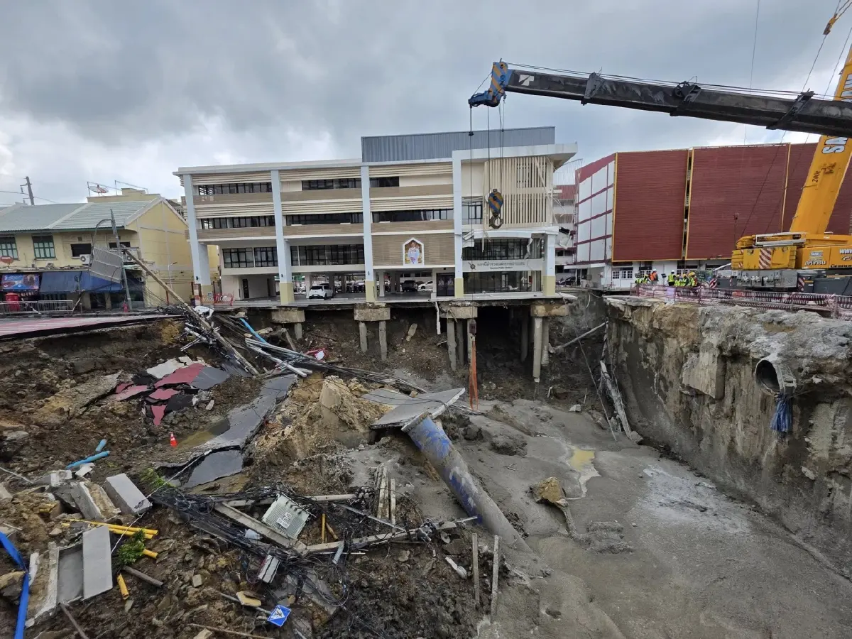 คืบหน้า ถนนสามเสนทรุดตัว เร่งถมปูน 4,000 ลบ.ม. คาดแล้วเสร็จ 8 ต.ค.