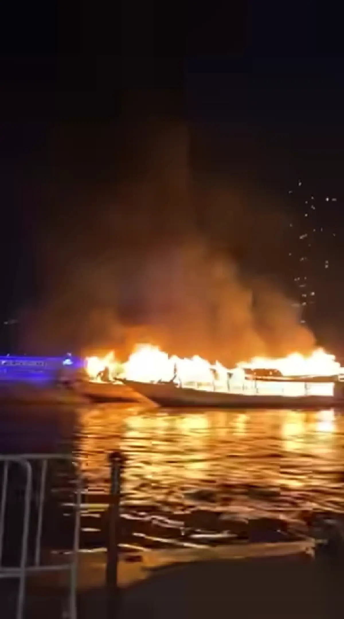 ไฟไหม้เรือโดยสาร ท่าเรือวัดราชสิงขร ลาม 3 ลำ จนท.เร่งดับเพลิง