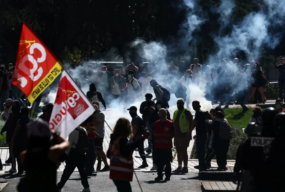 'แรงงานฝรั่งเศส-นักเรียน' ประท้วงหยุดงาน 800,000 คน ค้านรัฐบาลลดงบประมาณ