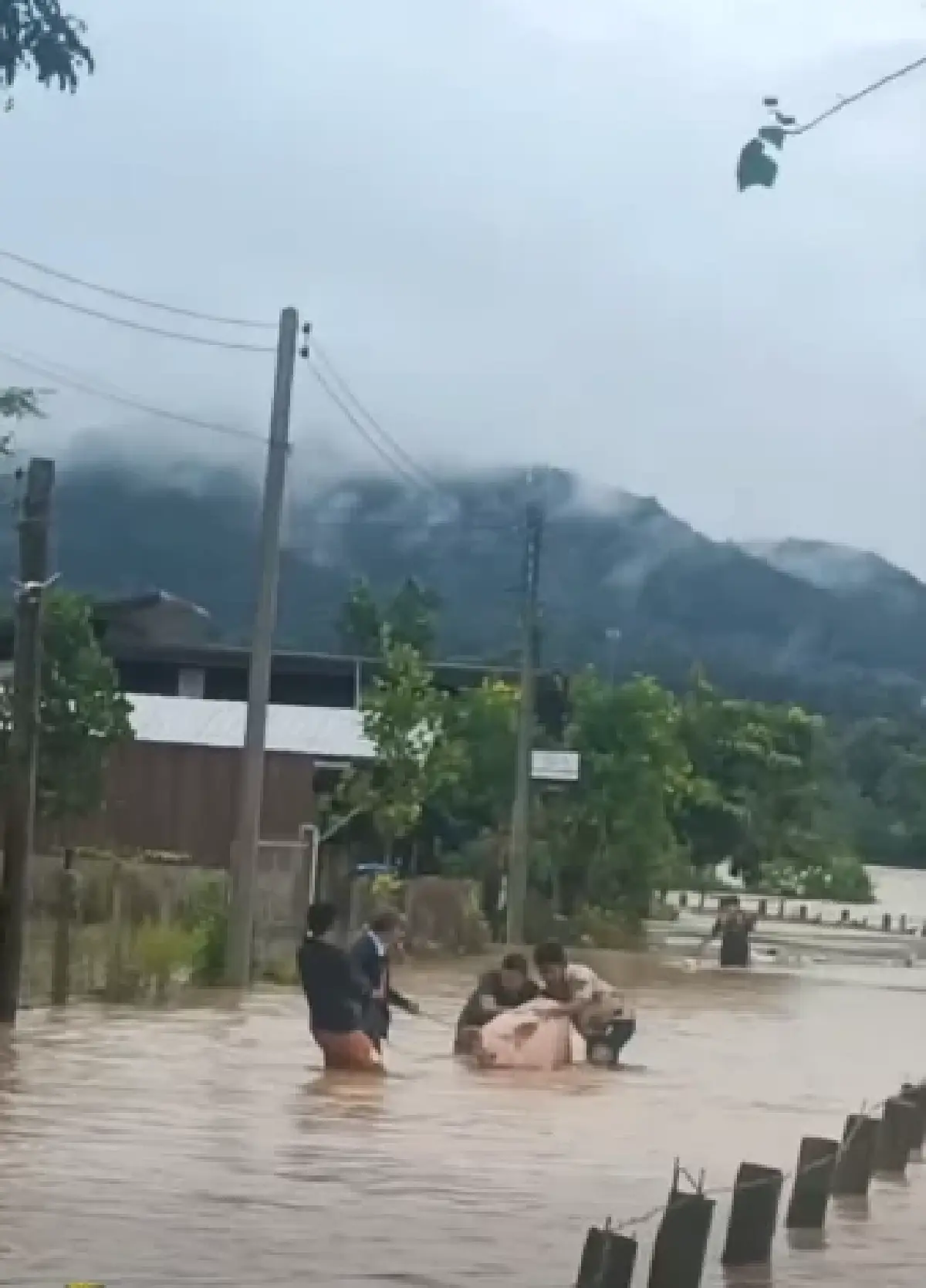 บัวลอย ถล่มเหนือ น้ำท่วมแม่ฮ่องสอน น้ำป่าซัดแม่สะเรียง สะพานขาด