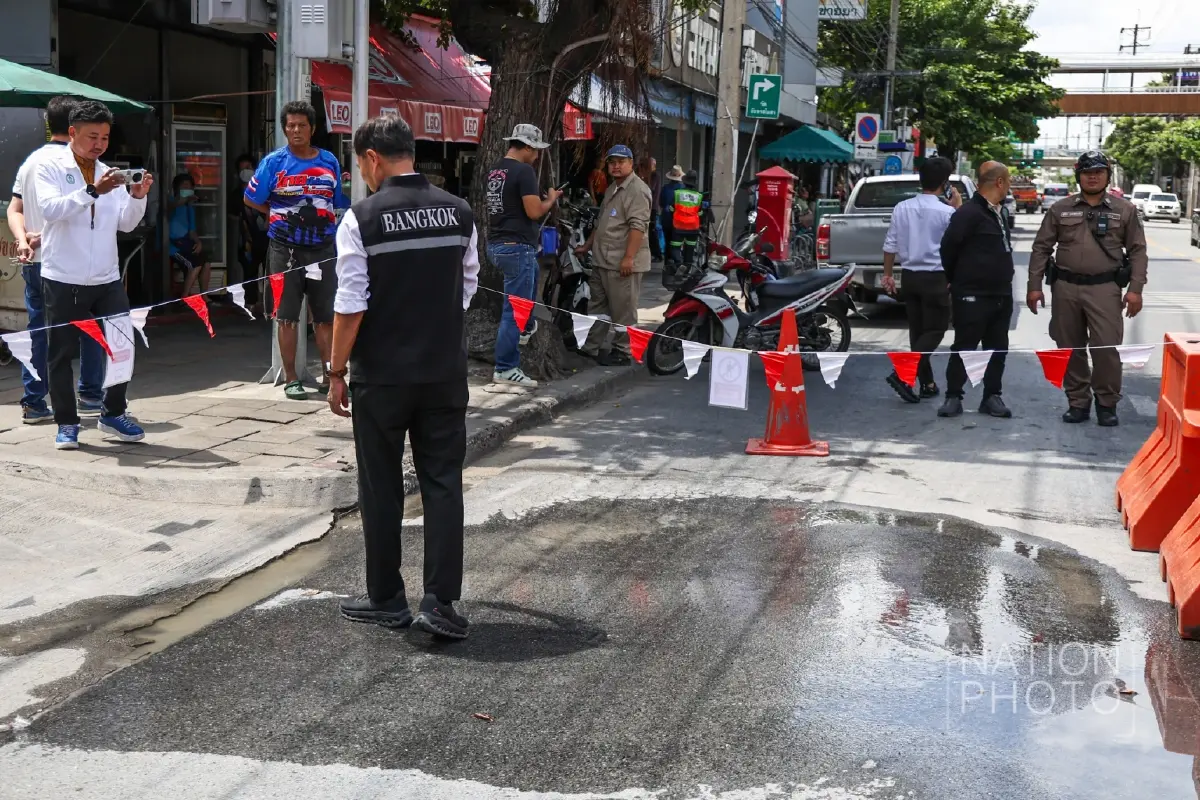 หวั่นหลุมยุบซ้ำรอย! ถนนสามเสน พองตัว มีน้ำซึม ใกล้ถนนทรุดตัว 2 กม.