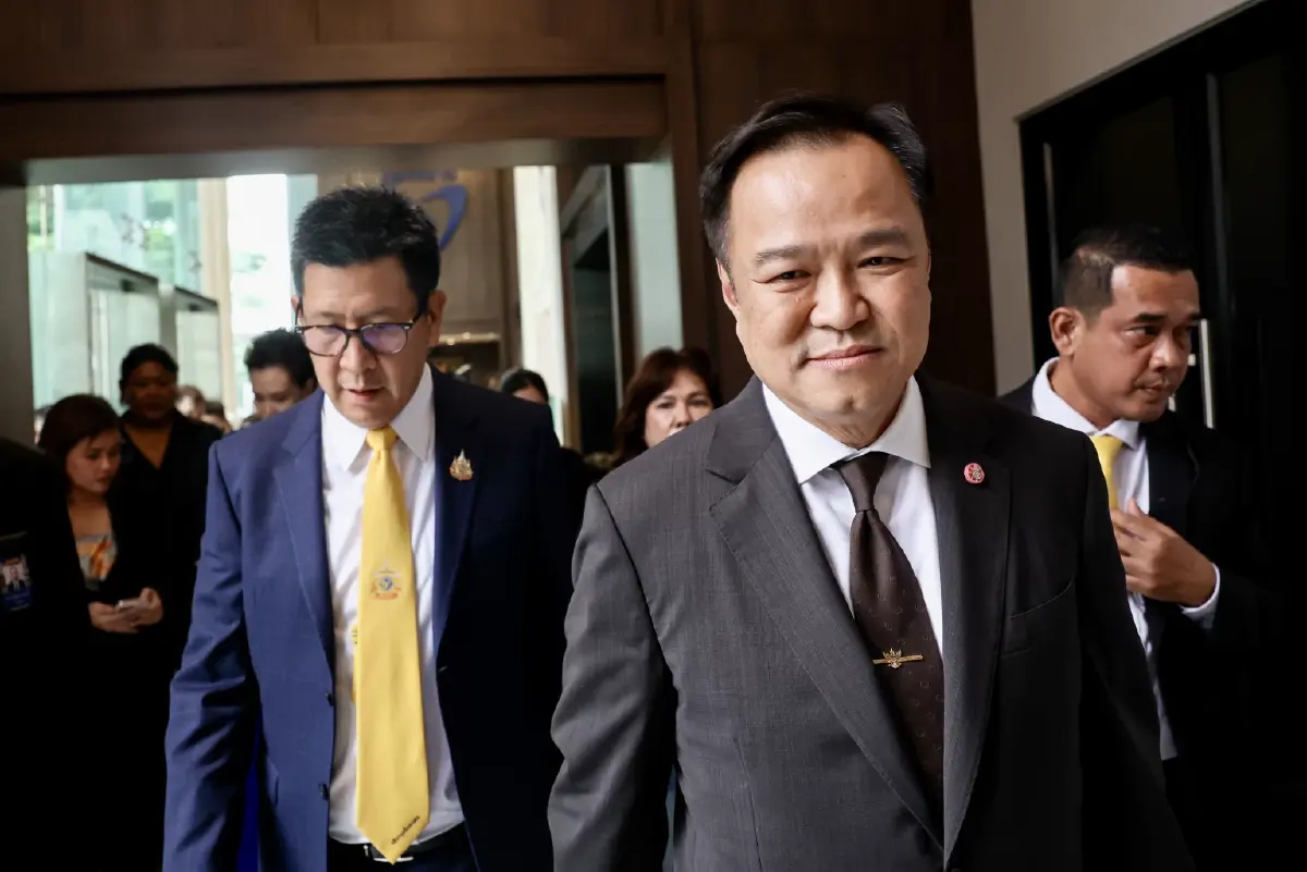 'ศุภจี' สวมสูทสีน้ำเงิน เข้าพรรคภท.แถลงเปิดตัวรมว.พาณิชย์