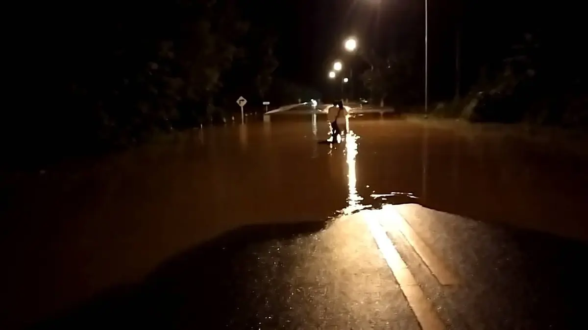 น้ำป่าทะลัก อ.หล่มเก่า น้ำขึ้นสูง สะพานแม่น้ำป่าสัก รถผ่านไม่ได้