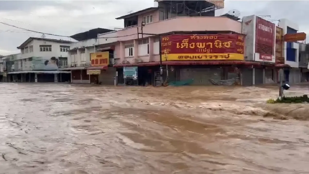 น้ำท่วมใหญ่ 'หล่มสัก-หนองไผ่' เพชรบูรณ์ หลัง 'พายุหนองฟ้า' ถล่ม