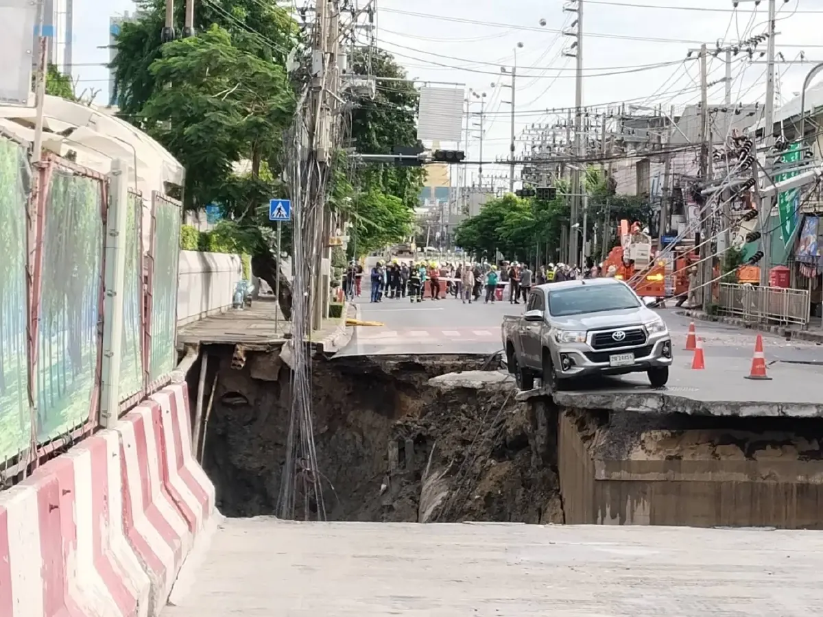 ผู้ว่าฯ กทม.รุดสอบถนนทรุดหน้า วชิรพยาบาล - ปภ.ส่งทีมพิเศษช่วย
