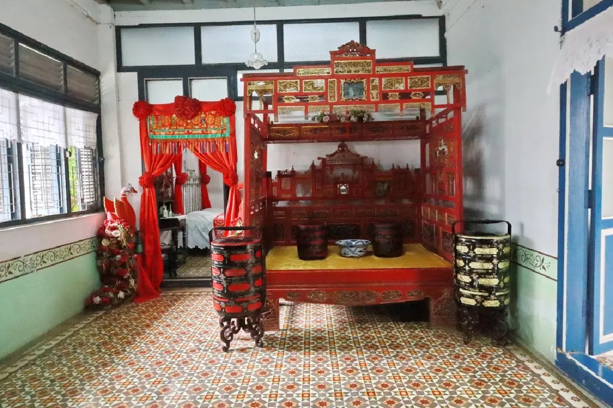 สวมชุด 'บาบ๋าย่าหยา' จิบกาแฟ แลอังมอเหลาที่ ‘บ้านชินประชา’ภูเก็ต