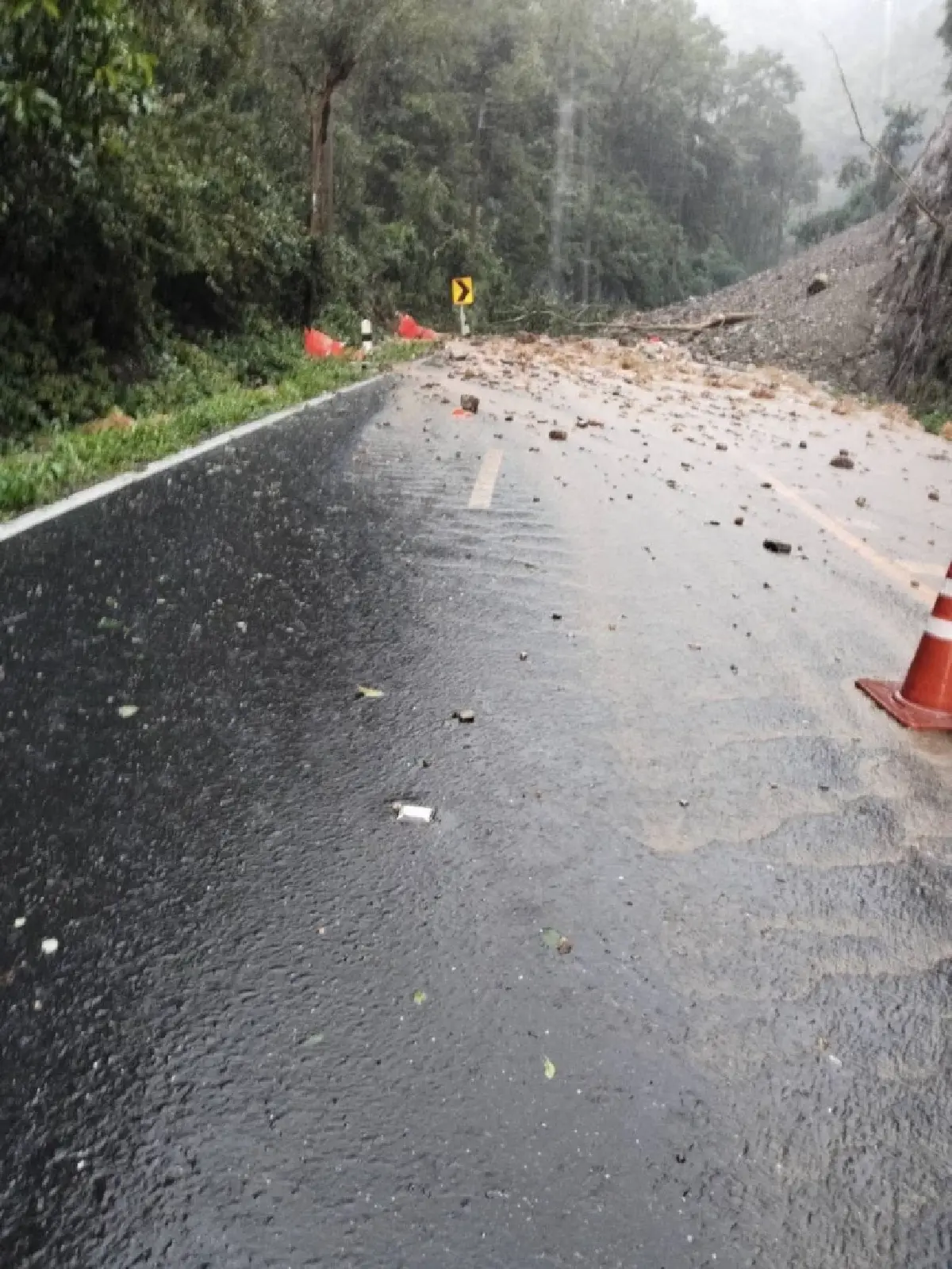 ฝนตกหนัก ดินถล่มปิดถนน หล่มสัก-ชุมแพ เร่งเคลียร์พื้นที่ ไปไม่ได้