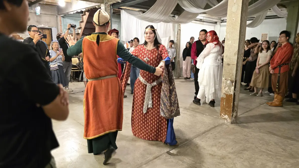 มา ‘เต้นรำ’ กันเถอะ เรียนรู้วิธีการเต้นรำแบบคน ‘ยุคกลาง’