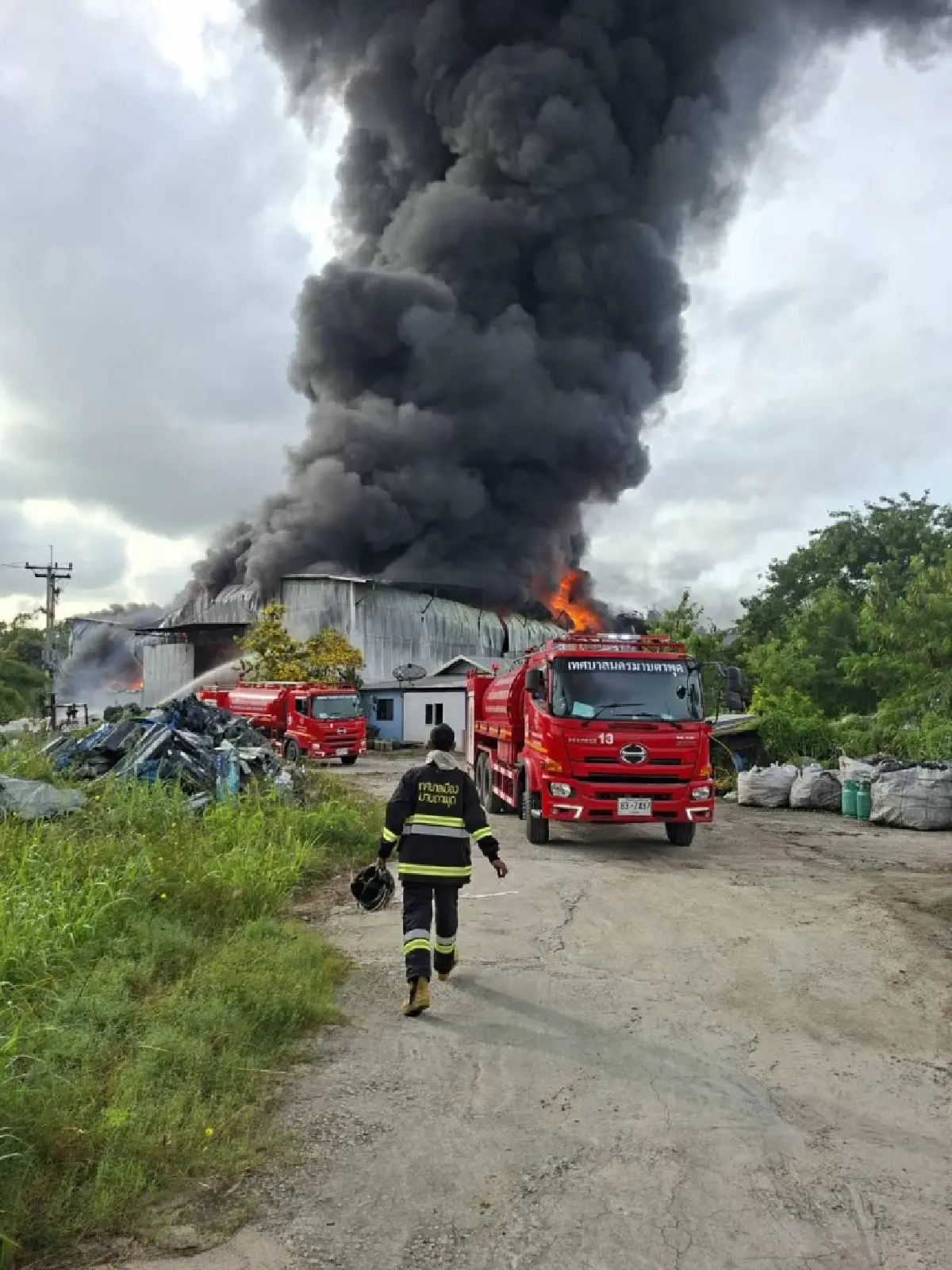 ด่วน มีเหตุ ไฟไหม้โกดังใหญ่ เขตมาบตาพุด ระยอง ควันดำทะลักท่วมฟ้า