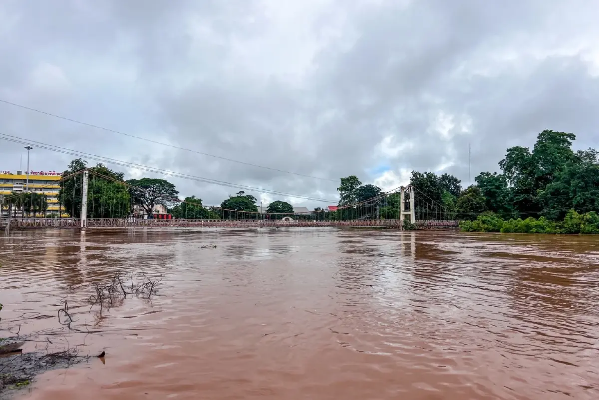 สถานการณ์น้ำท่วมเลย เร่งขนกระสอบทรายต้านแม่น้ำเลย ไหลทะลักท่วม