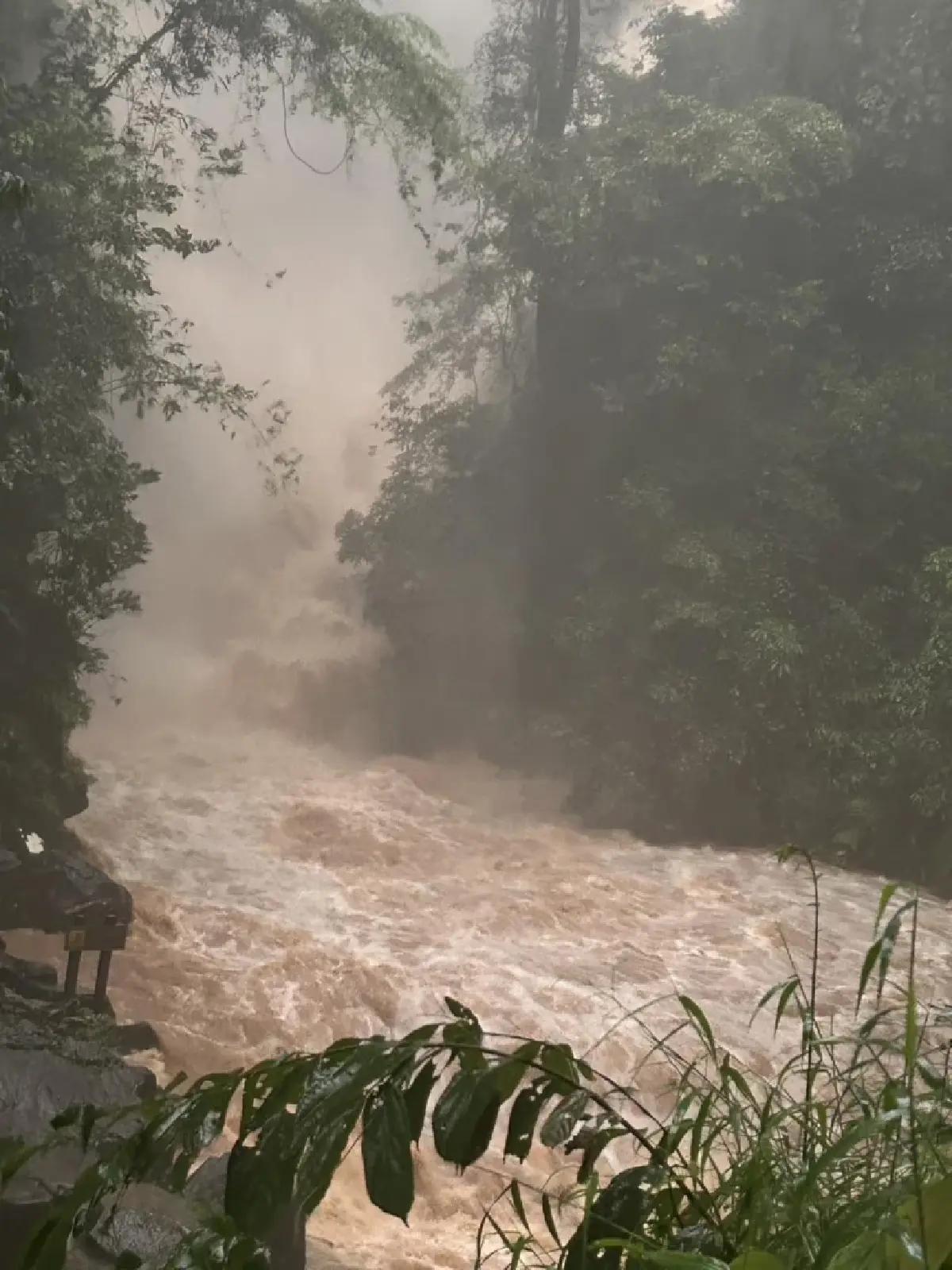 'น้ำตกพลิ้ว' น้ำป่าไหลหลากรุนแรง เฝ้าระวังน้ำท่วม ห้ามลงเล่นน้ำ