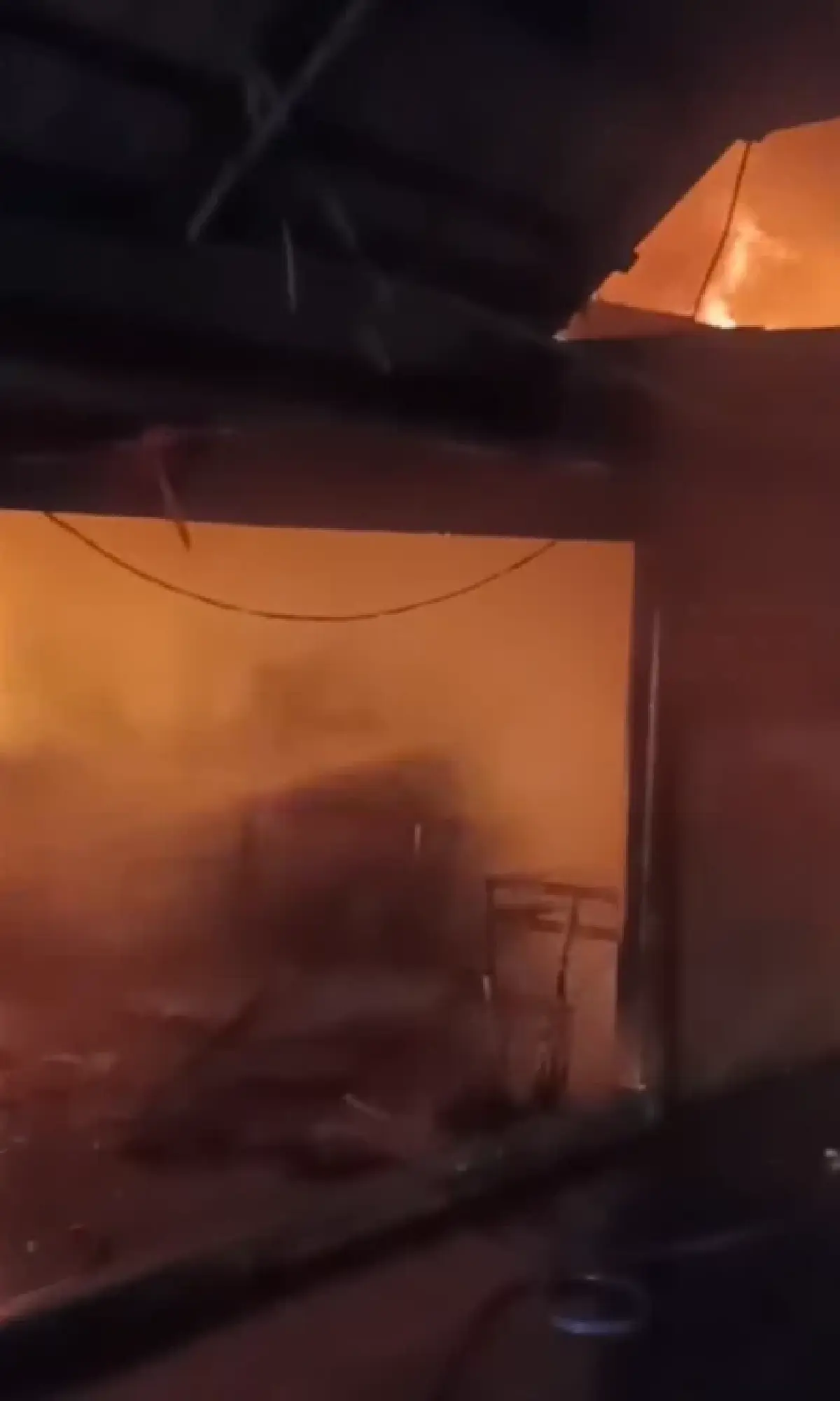 เกิดเหตุไฟไหม้บ้านย่านซอยแบริ่ง เจ้าหน้าที่กำลังเร่งดับเพลิง