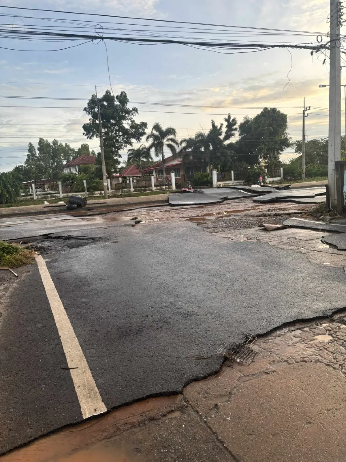 เดือนร้อนหนัก ถนนพิมาย-ชุมพวง พังยับหลังน้ำลด เดินทางลำบากมาก