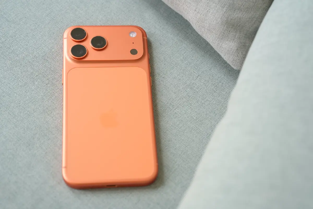 ไขปริศนาฝาหลัง! ทำไม 'iPhone 17 Pro' ถึงมีแผ่นสี่เหลี่ยมที่แปลกตา