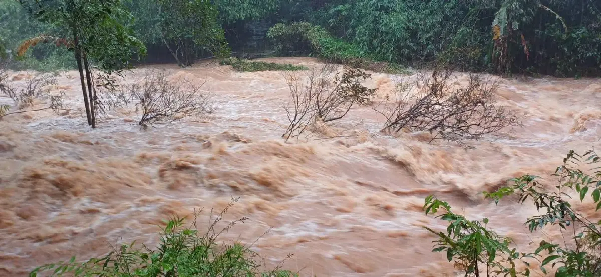 'น้ำตกพลิ้ว' น้ำป่าไหลหลากรุนแรง เฝ้าระวังน้ำท่วม ห้ามลงเล่นน้ำ
