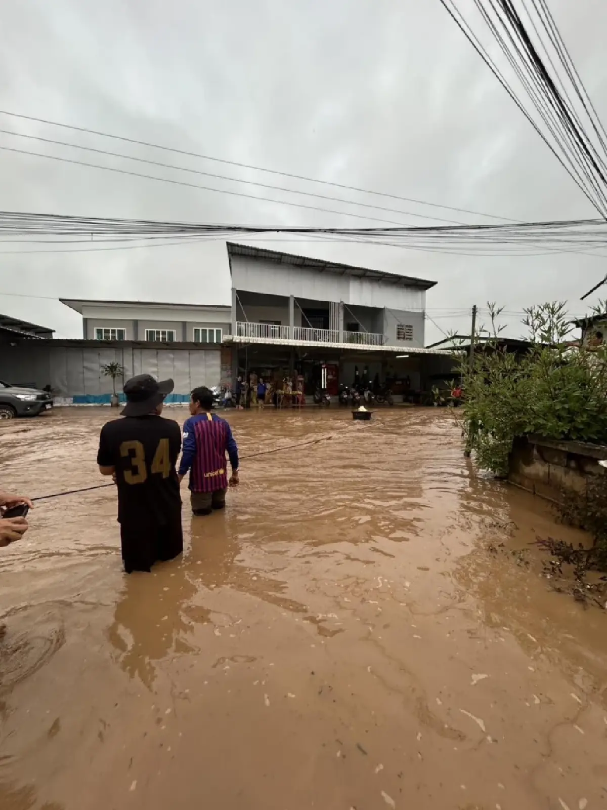 น้ำท่วมเชียงใหม่! น้ำแม่แจ่มทะลักช่างเคิ่ง เร่งขนของขึ้นที่สูง