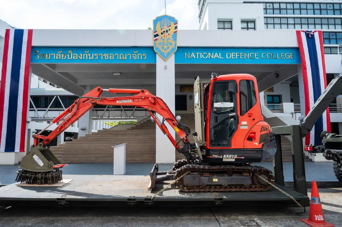ต้นแบบรถขุดตักทำลายทุ่นระเบิดในพื้นที่ชายแดน ผลงานร่วม สวทช.+นักศึกษา วปอ.67