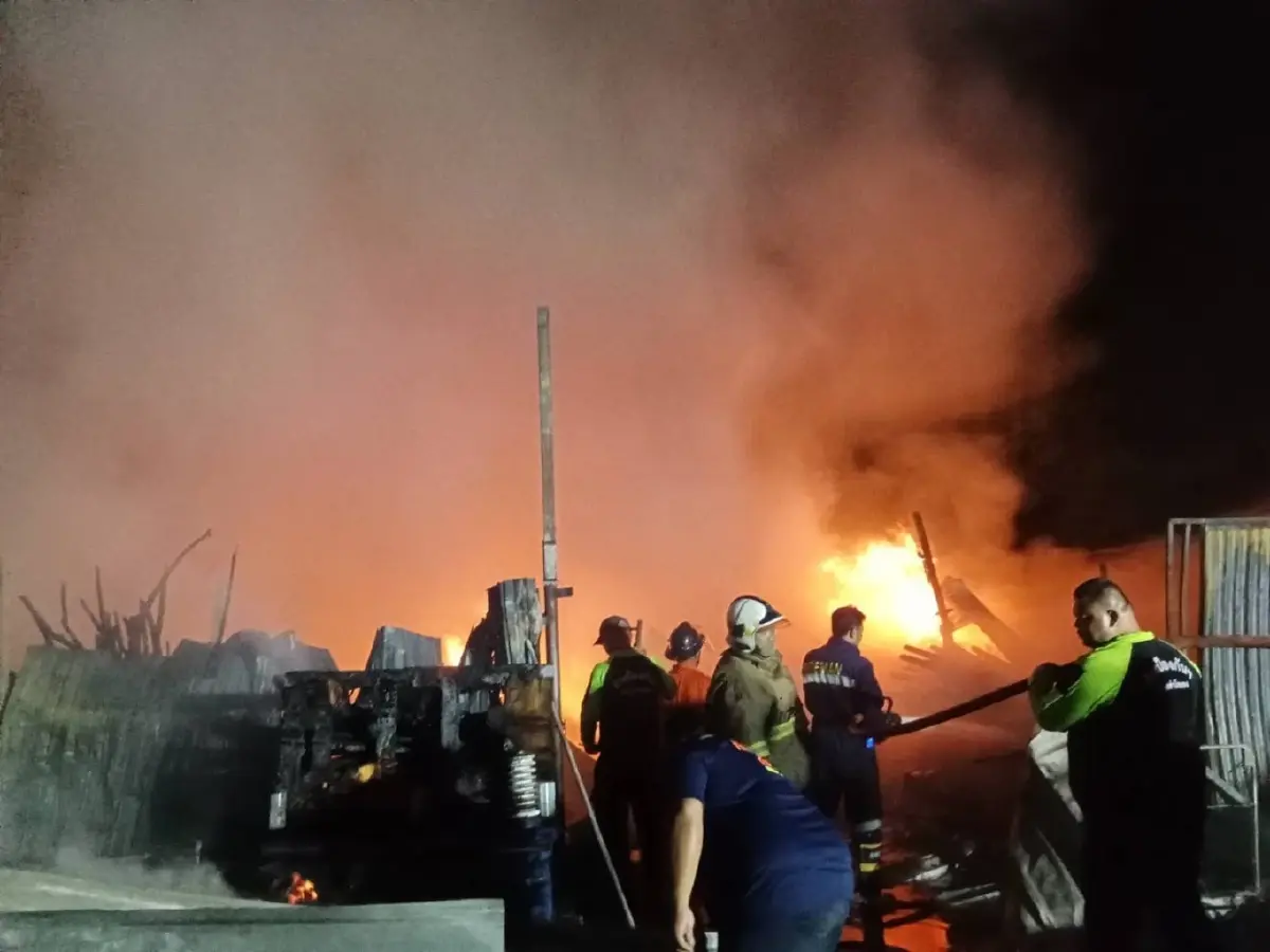 เกิดเหตุไฟไหม้โกดังรีไซเคิล ซอยเอราวัณ 22 ยังไม่ทราบสาเหตุ