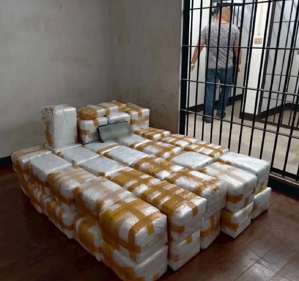 ยาบ้ากระจายเต็มถนน 5 ล้านเม็ด รถบรรทุกเสียหลักพลิกคว่ำ