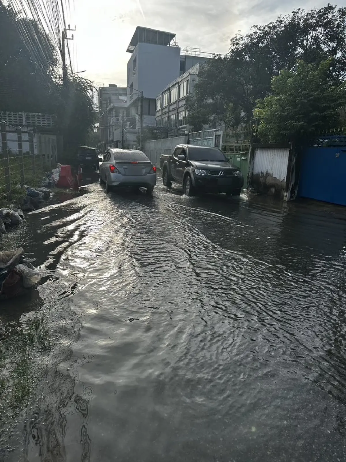 รถติด น้ำท่วมกรุงเทพ น้ำรอระบาย สุขุมวิท พัฒนาการ ศรีนครินทร์ เช็ก