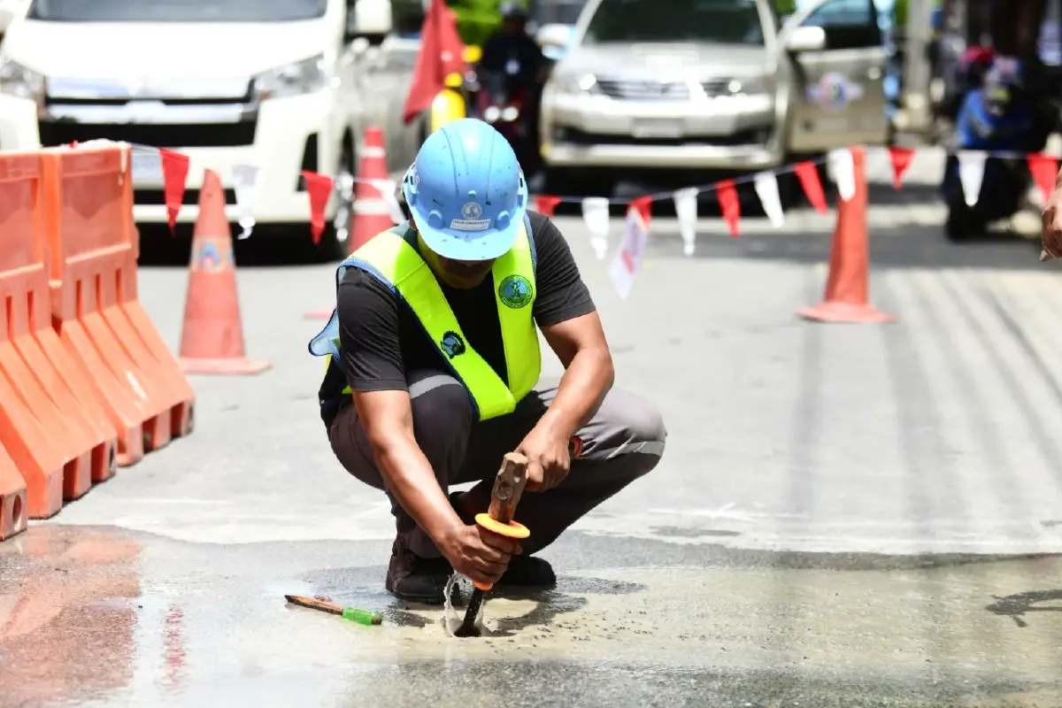 ไม่เกี่ยวหลุมยุบ! รองผู้ว่าฯ กทม. ชี้แจงเหตุน้ำรั่วซึมถนนสามเสน