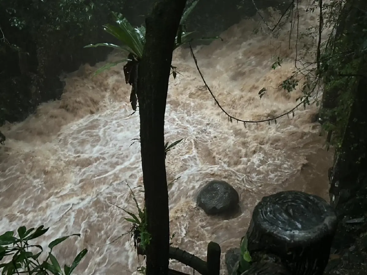 'น้ำตกพลิ้ว' น้ำป่าไหลหลากรุนแรง เฝ้าระวังน้ำท่วม ห้ามลงเล่นน้ำ