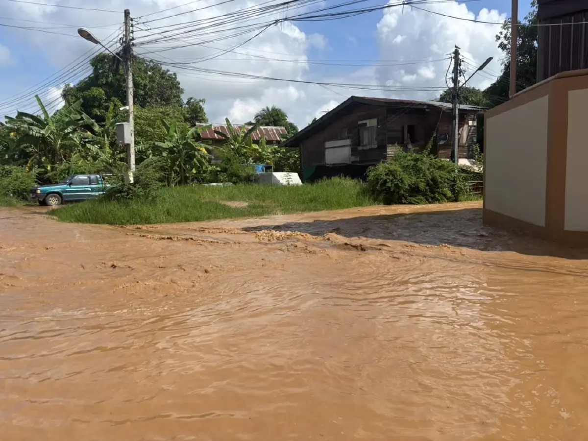 แม่น้ำป่าสักล้นตลิ่ง ไหลท่วมหล่มสัก จ.เพชรบูรณ์ เร่งอพยพชาวบ้าน