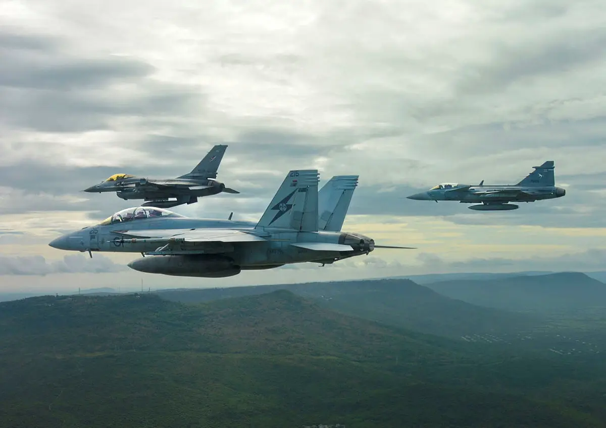 อลังการ'ฝึกผสมไทยบูมเมอแรง' F/A-18F Super Hornet บินประกบกริพเพน