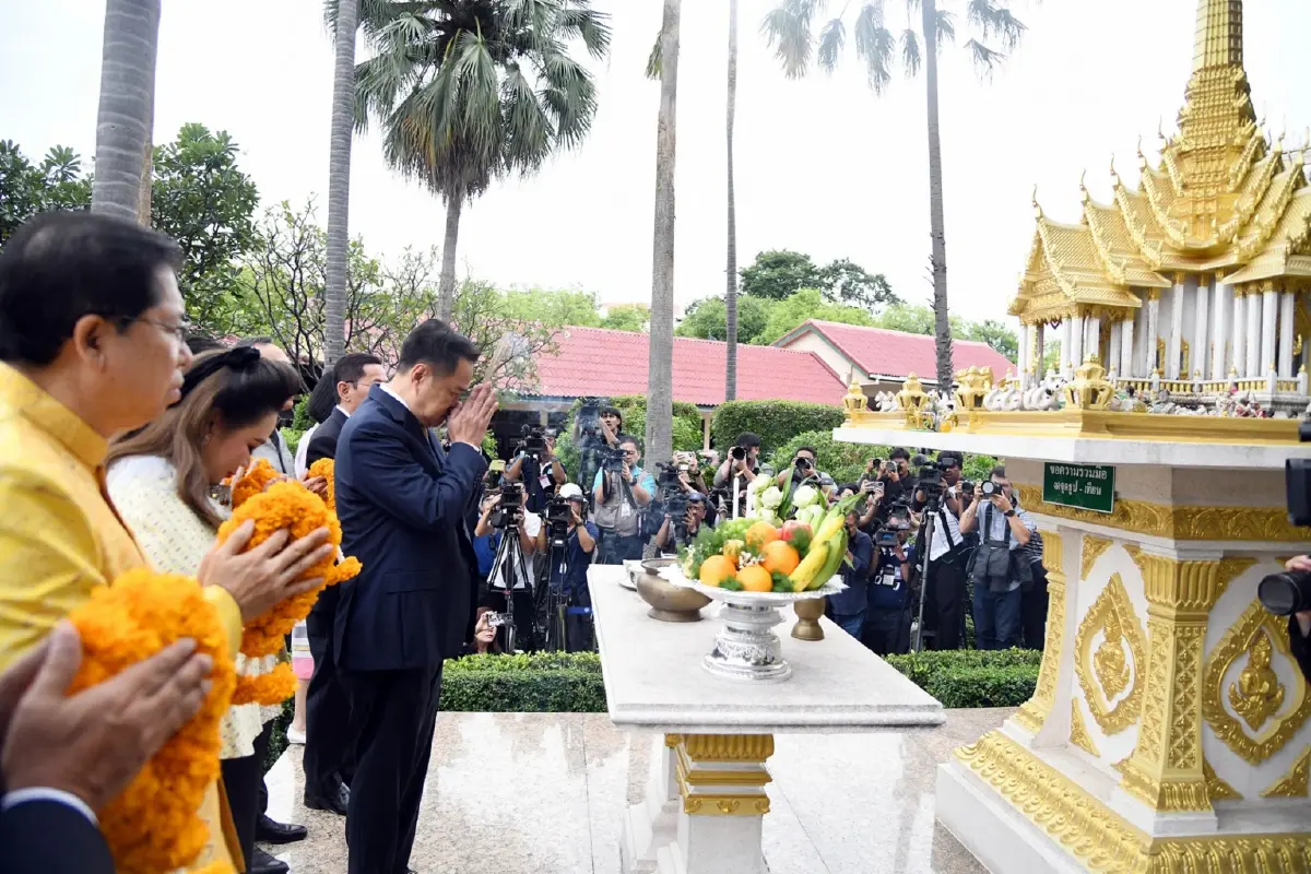 ‘อนุทิน’ ควง รมต. ไหว้สิ่งศักดิ์สิทธิ์ประจำทำเนียบฯ เพื่อความมงคล