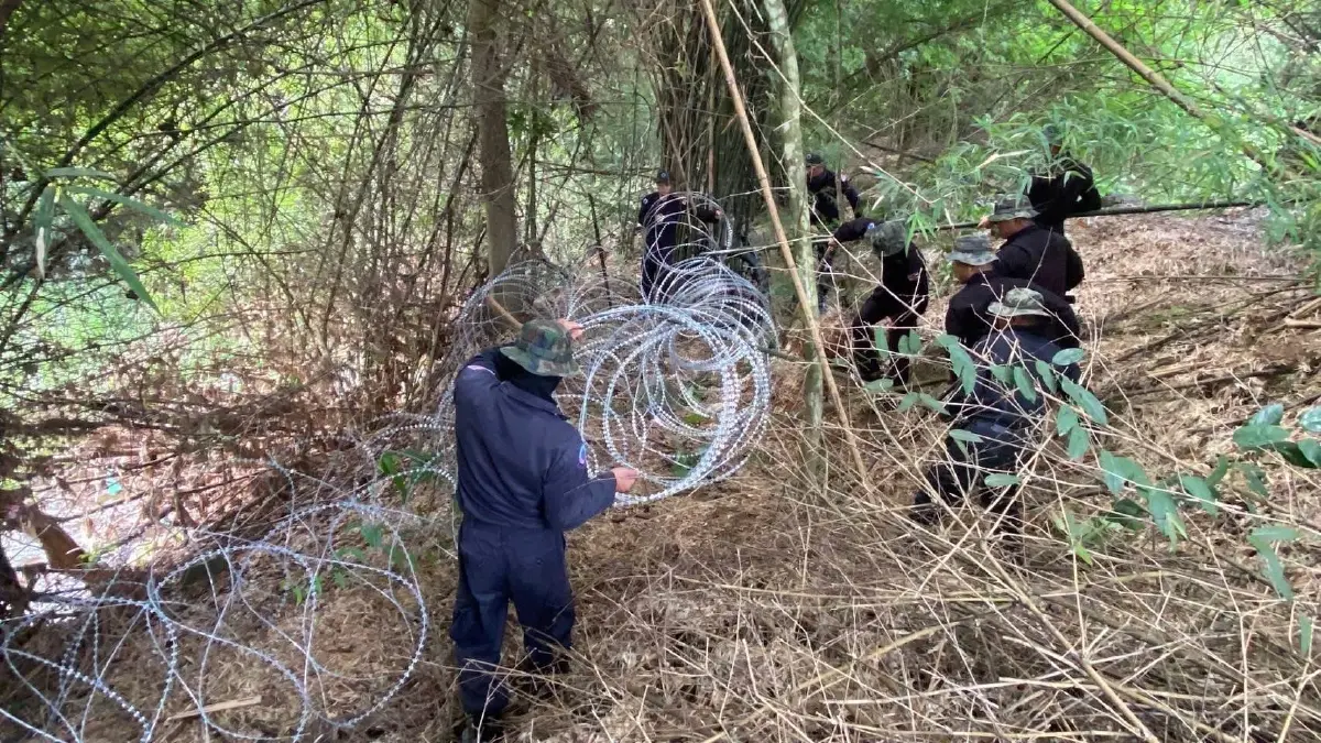 ฉก.นย.จันทบุรี ขึงลวดหนามช่องทางธรรมชาติ สกัดลอบเข้าเมือง