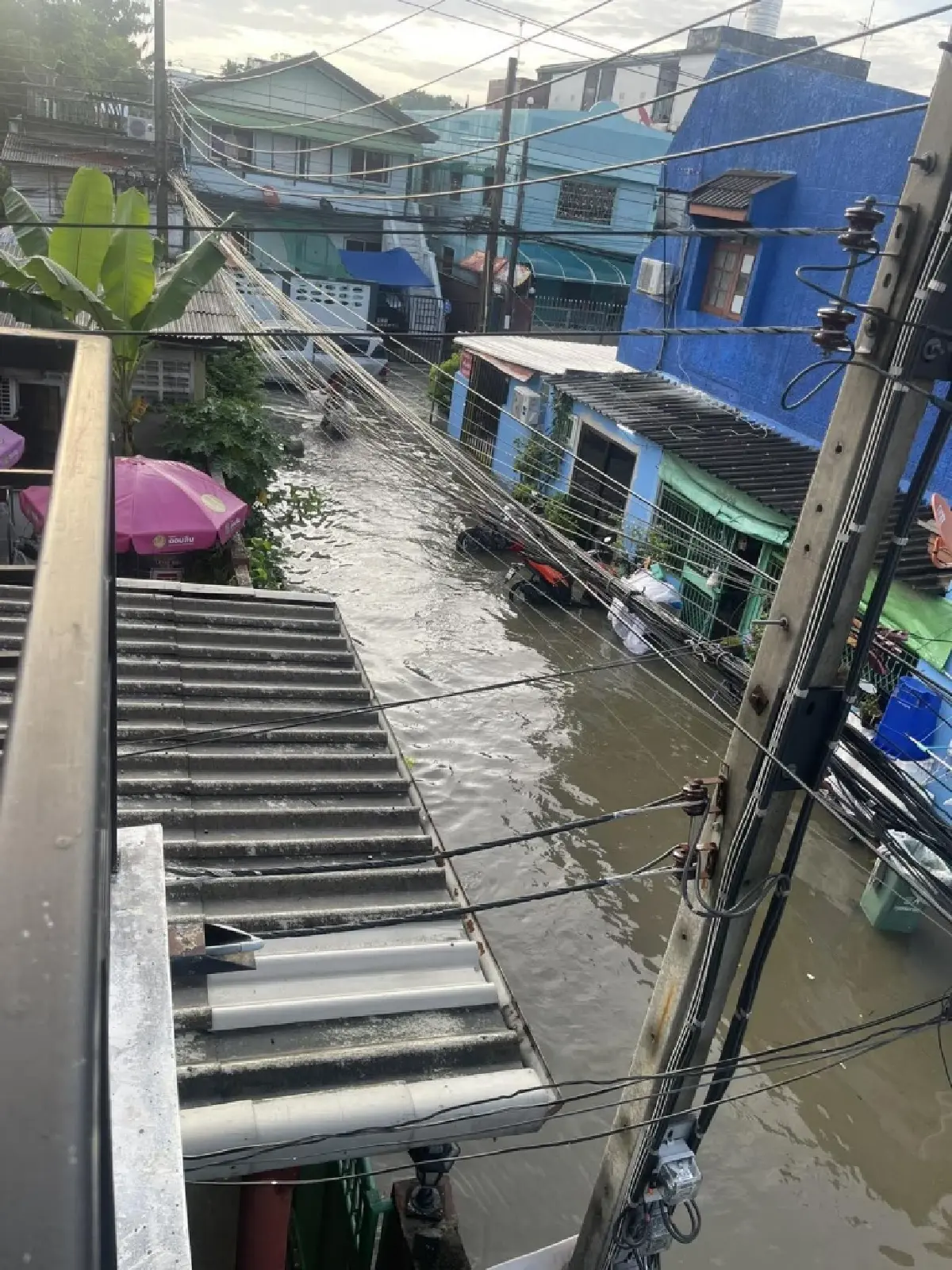 รถติด น้ำท่วมกรุงเทพ น้ำรอระบาย สุขุมวิท พัฒนาการ ศรีนครินทร์ เช็ก