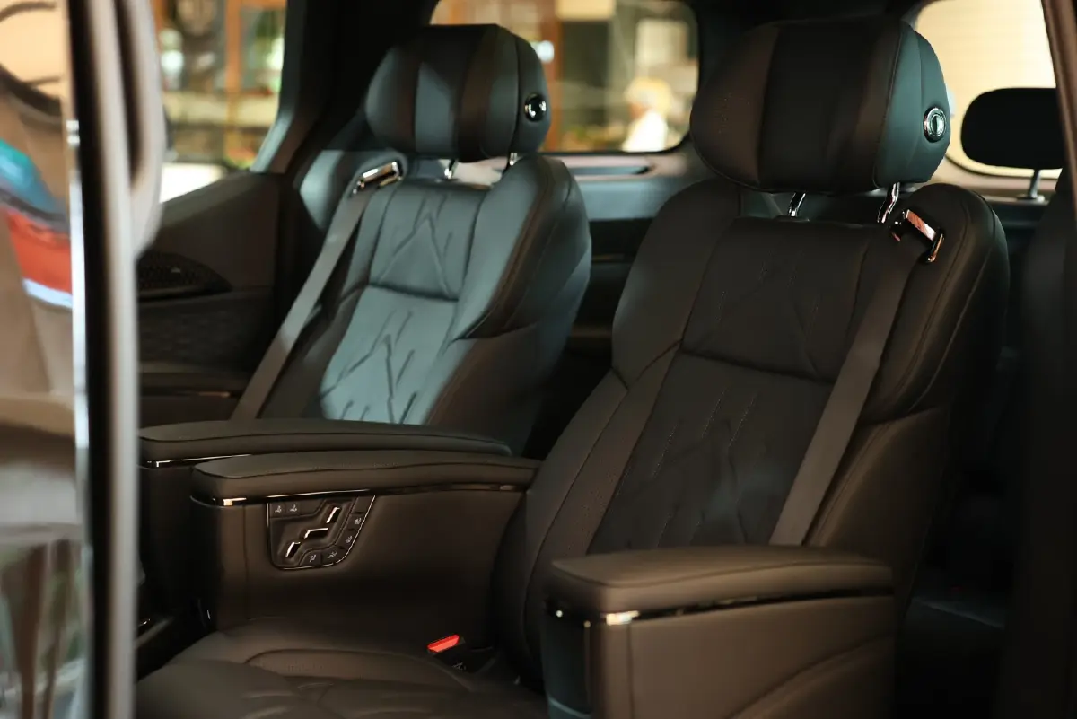 ZEEKR 009 เพิ่มทางเลือก รุ่น Standard ขับ 2 ถูกลง 700,000 บาท 