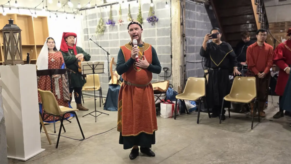 มา ‘เต้นรำ’ กันเถอะ เรียนรู้วิธีการเต้นรำแบบคน ‘ยุคกลาง’