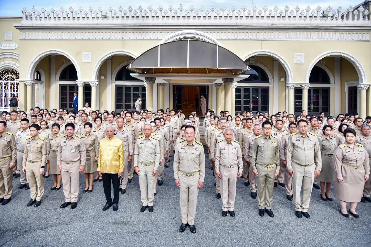 ‘อนุทิน’ นำ ครม. เคารพธงชาติ ปลุกความภาคภูมิใจของคนในชาติ