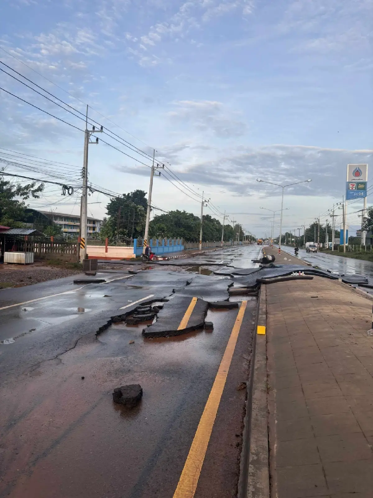 เดือนร้อนหนัก ถนนพิมาย-ชุมพวง พังยับหลังน้ำลด เดินทางลำบากมาก