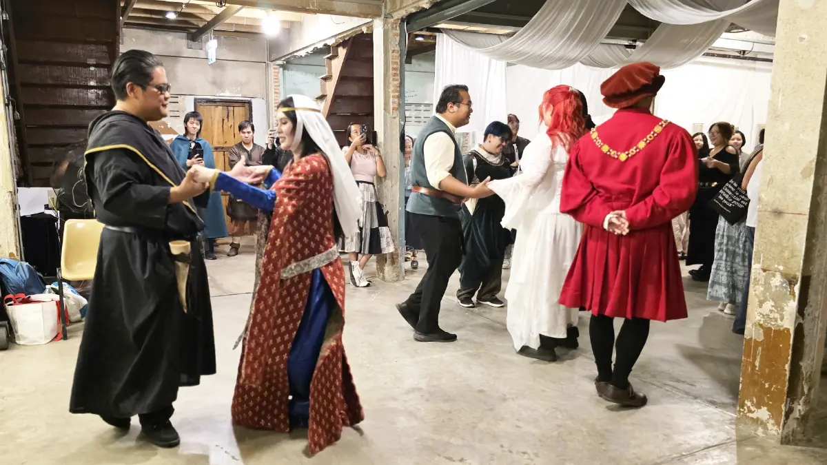 มา ‘เต้นรำ’ กันเถอะ เรียนรู้วิธีการเต้นรำแบบคน ‘ยุคกลาง’