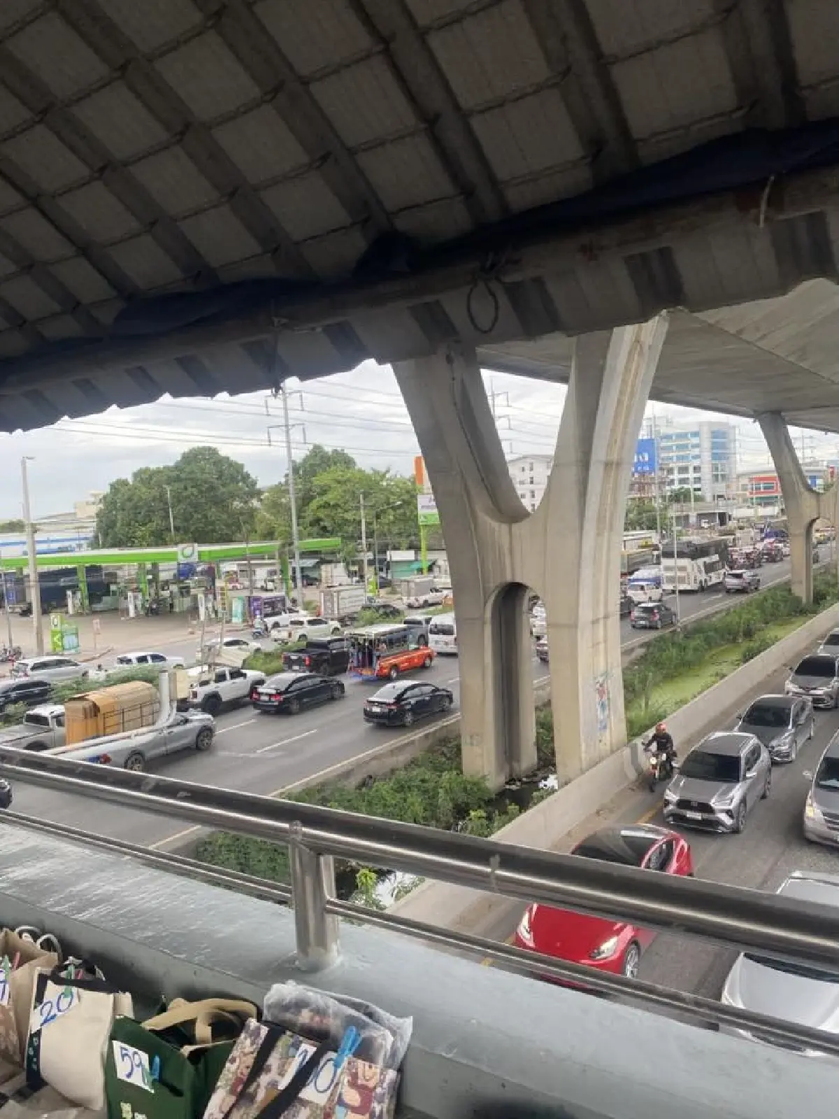 งานเข้าวันศุกร์ รถติดมาก รถบัสจอดเสีย กม.21 ถนนเทพรัตน บางนา-ตราด