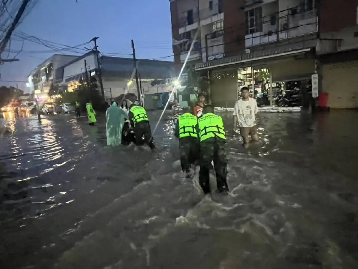 ฝนตกหนัก น้ำท่วมขอนแก่น ศบภ.มทบ.23 จัดกำลังพล พัน.มทบ.23 ช่วยปชช.