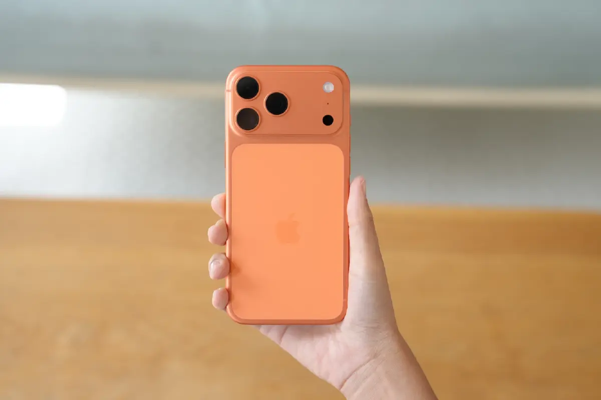 ไขปริศนาฝาหลัง! ทำไม 'iPhone 17 Pro' ถึงมีแผ่นสี่เหลี่ยมที่แปลกตา