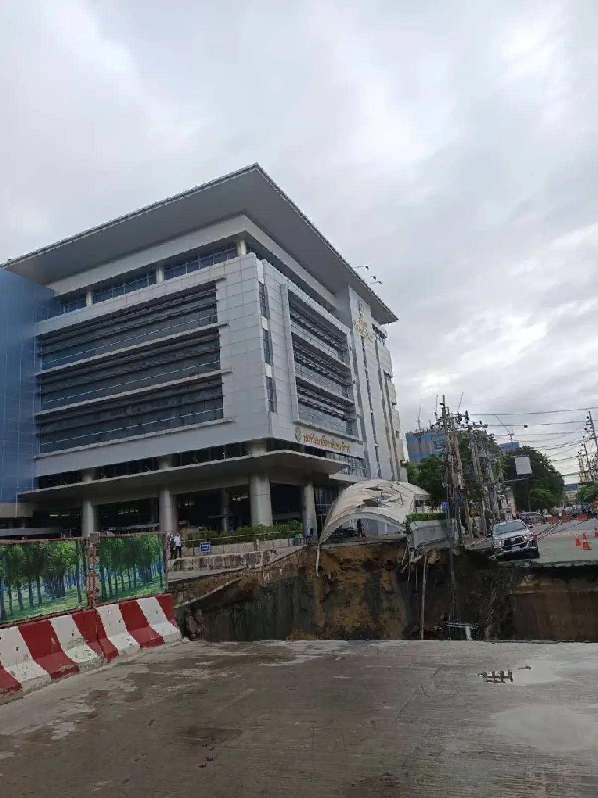 เลี่ยงถนนสามเสน ถนนทรุด ท่อน้ำแตก มีน้ำท่วม ปิดถนน รพ.วชิรพยาบาล