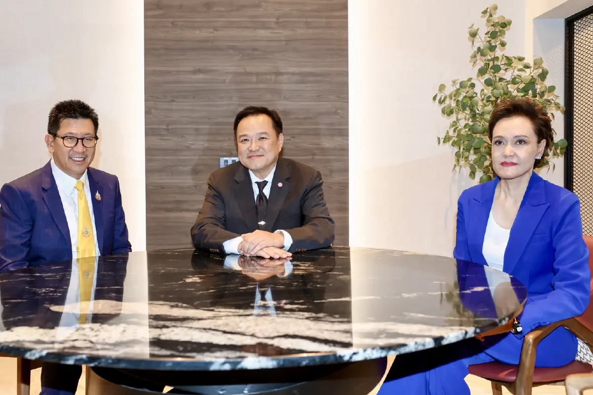 'ศุภจี' สวมสูทสีน้ำเงิน เข้าพรรคภท.แถลงเปิดตัวรมว.พาณิชย์