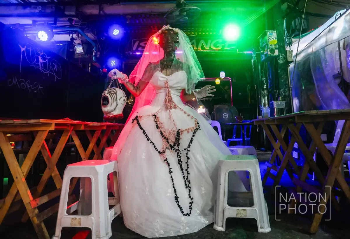 สุดหลอน ฮาโลวีนถนนข้าวสาร นักท่องเที่ยวคึกคัก แม้งดพาเหรด-ลดเสียงเพลง