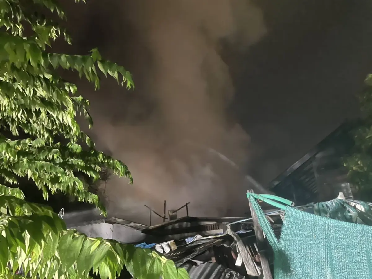 ไฟไหม้บ้านไม้ 2 หลังติดกัน ซอยริมทางรถไฟ 2 ธนบุรี เร่งดับเพลิงวุ่น