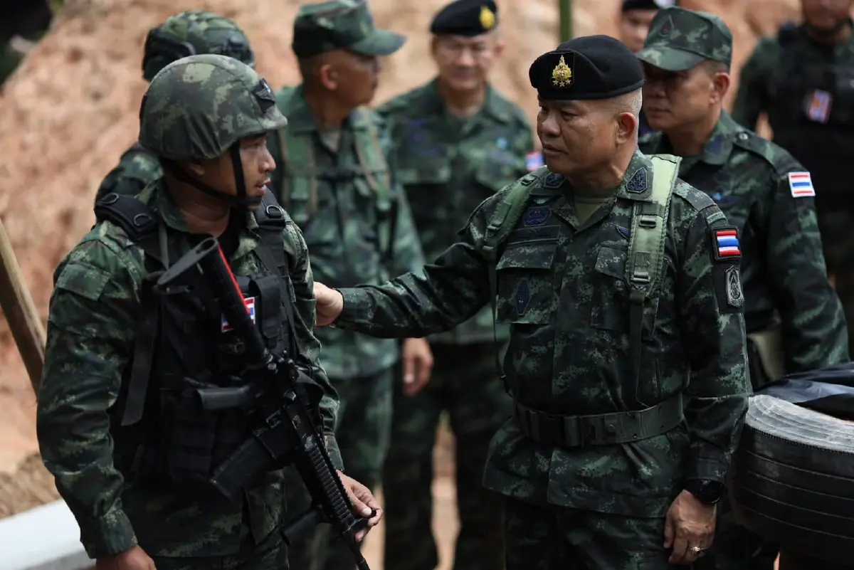 แม่ทัพภาคที่ 2 เยี่ยมกำลังพลแนวชายแดนไทย-กัมพูชา สร้างขวัญกำลังใจ