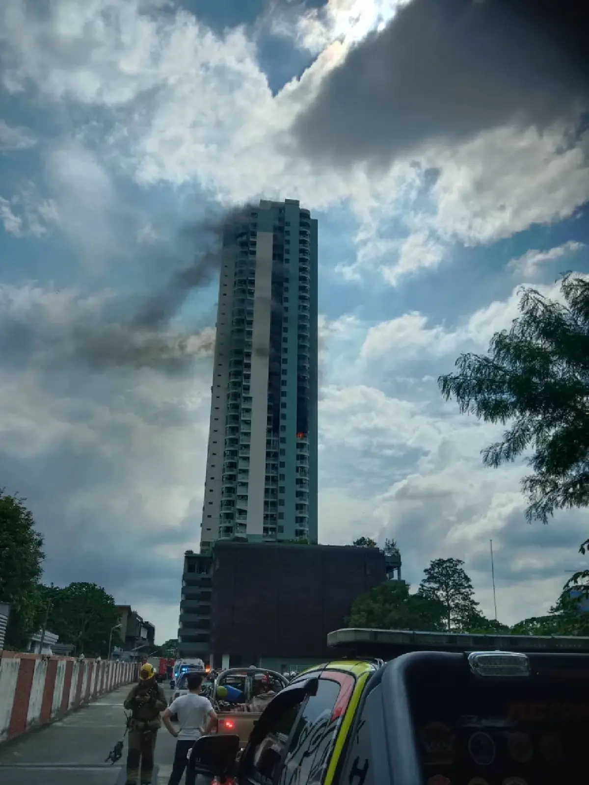 ด่วน ไฟไหม้คอนโดสูง 38 ชั้น ตรงข้ามห้างดังปิ่นเกล้า คนติดค้างอื้อ