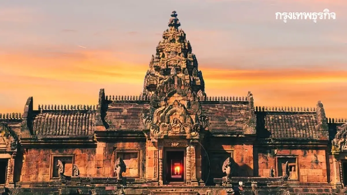 ชมปรากฏการณ์พระอาทิตย์ขึ้นสาดส่องตรง 15 ช่องประตู ปราสาทพนมรุ้ง