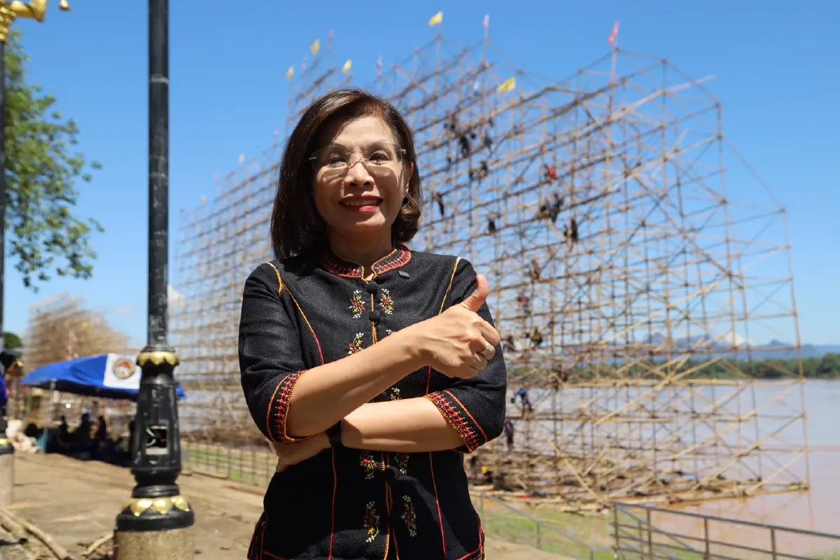 ‘มนพร’ให้กำลังใจศิลปินเรือไฟนครพนม โชว์งานวันออกพรรษา